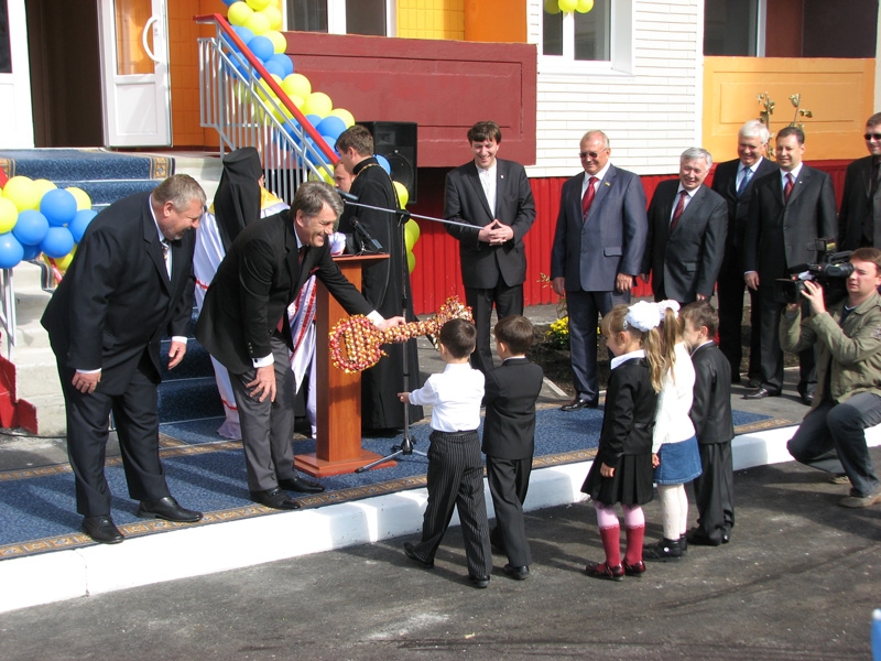 Ющенко дарит детям ключ из конфет на открытии дома ЗДСК в Запорожье