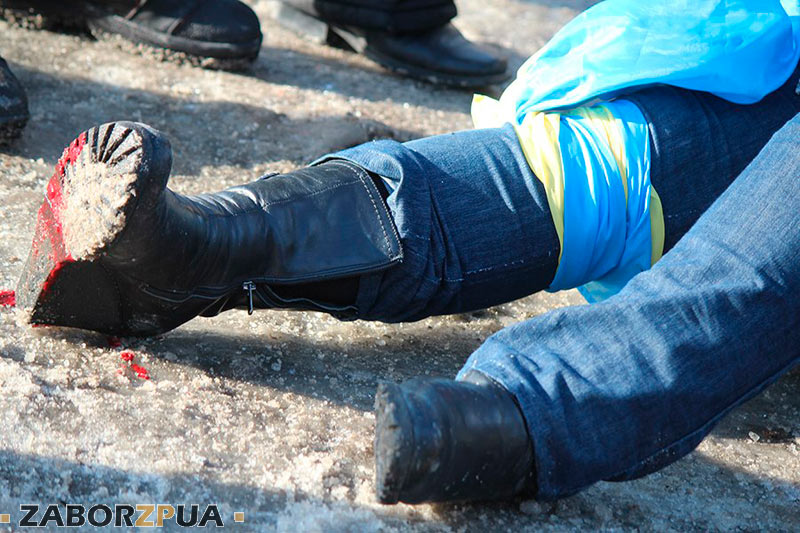 Евромайдан в Запорожье. Пострадавшая женщина после попытки захвата ОГА