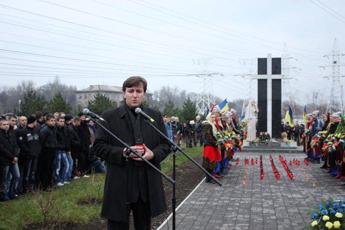 Губернатор Александр Сатрух выступает на Дне памяти Голодомора в Запорожье