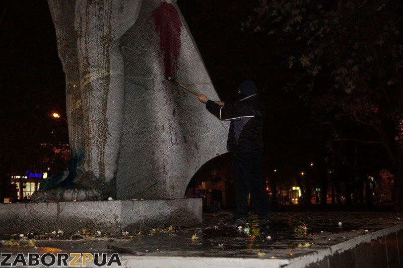 Художник рисует на памятнике Дзержинскому (Запорожье)