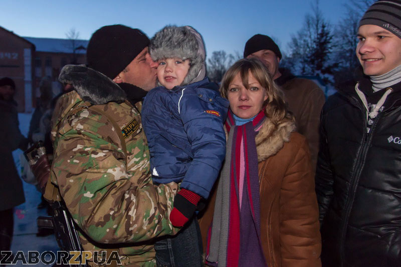 Солдат целует ребенка (Запорожье, Уральские казармы)