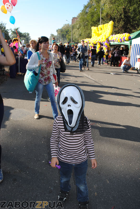 Ребенок в маске на День города в Запорожье