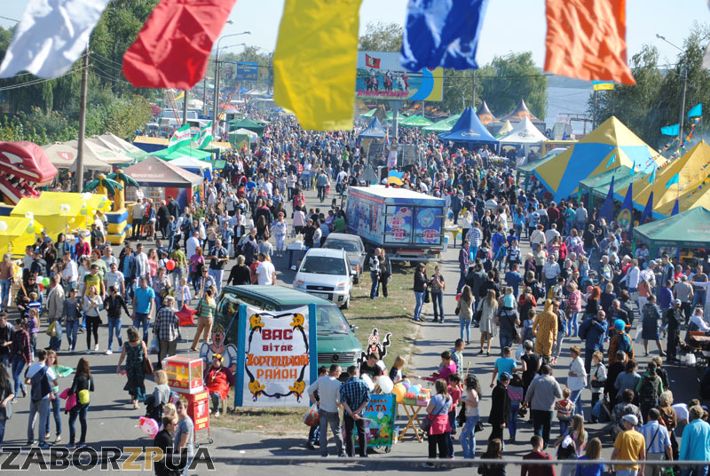 Народ на Покровской ярмарке-2015 в Запорожье