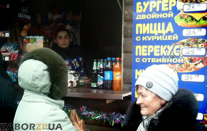 Торгуют пивом на открытии центральной елки в Запорожье