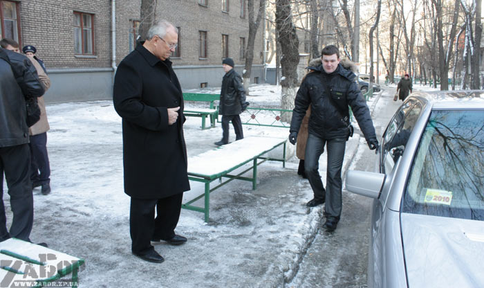 Еагений Карташов покидает предвыборный участок (Запорожье)