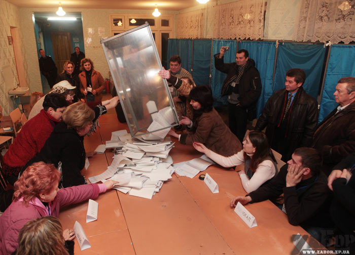 Подсчет голосов на предвыборном участке в Запорожье