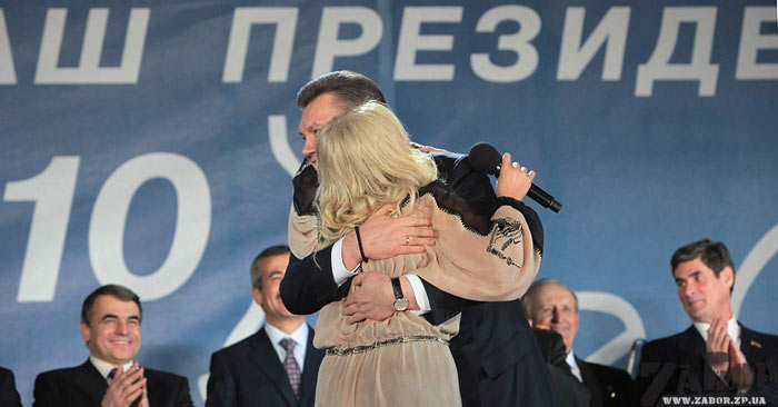 Янукович обнимает Повалий на концерте в Запорожье