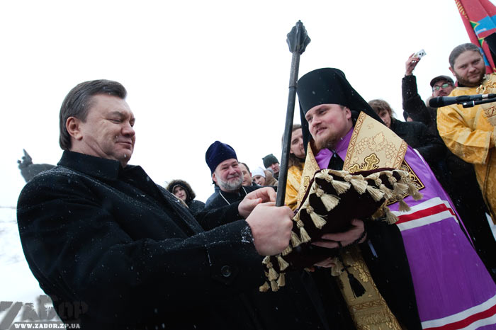 Януковичу вручают пернач на Хортице (Запорожье)