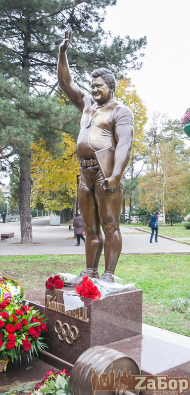 Памятник Леониду Жаботинскому в Запорожье