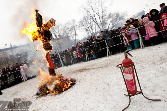 Праздник масленицы на пл.Маяковского (Запорожье) - сжигание чучела зимы