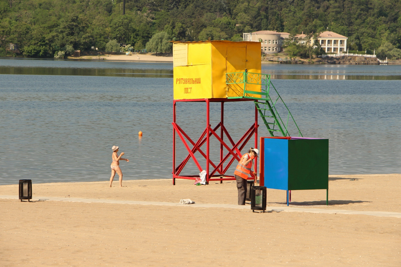Подготовка пляжей Запорожья к летнему сезону