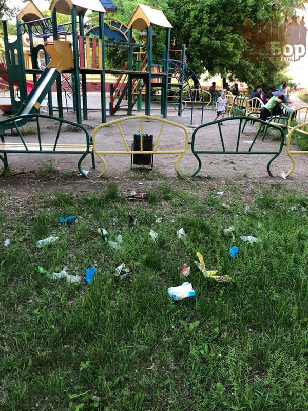 В Запорожье парк имени Гагарина тонет в мусоре
