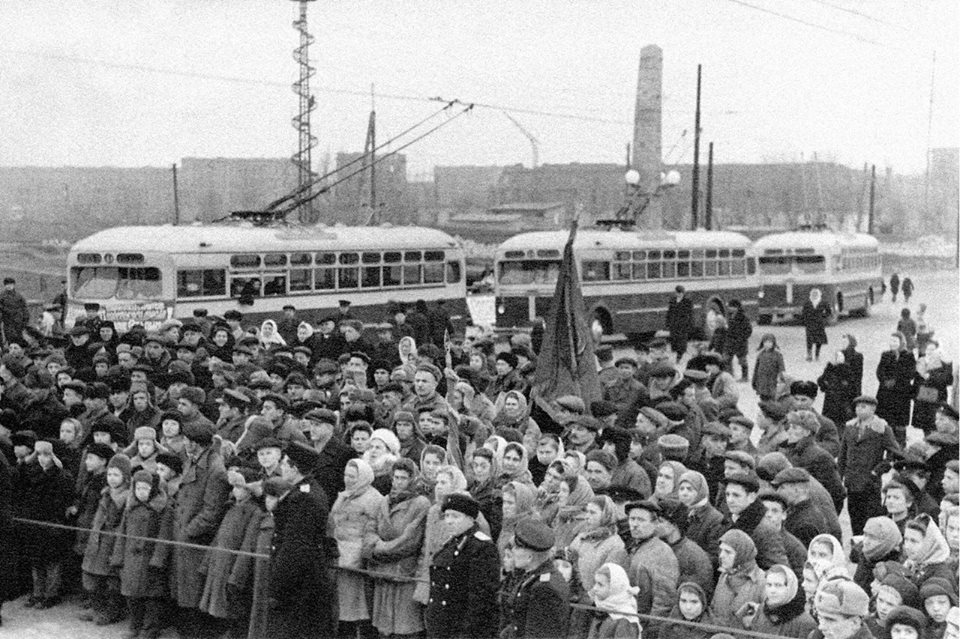Первые троллейбусы Запорожья. Митинг на открытии