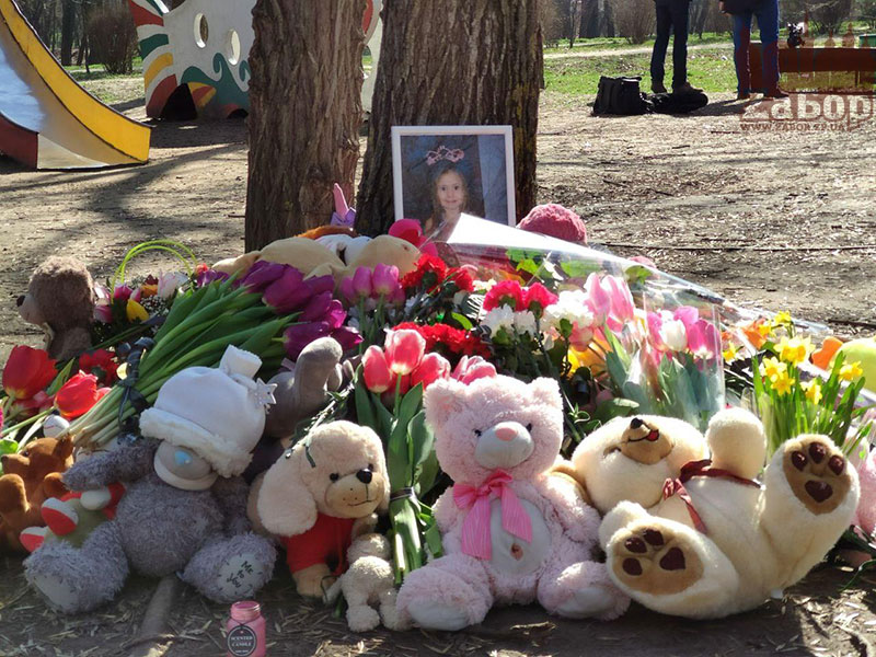 В Дубовой роще почтили память погибшей 8-летней девочки (Запорожье)