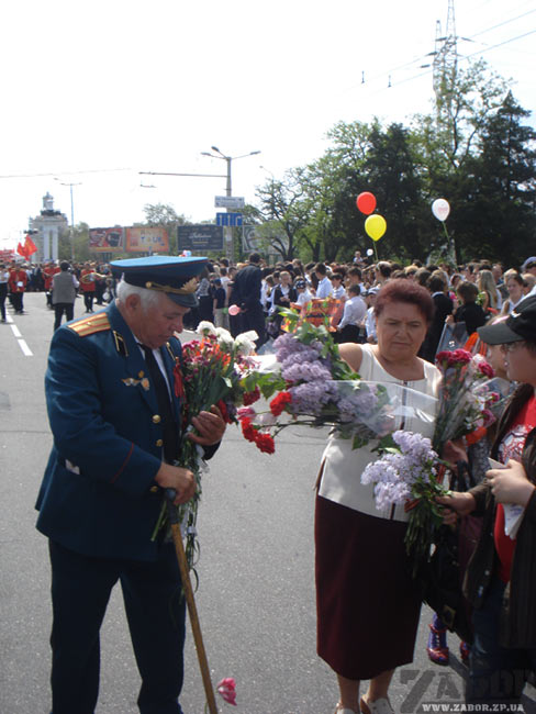 Цветы ветерану (парад, Запорожье)