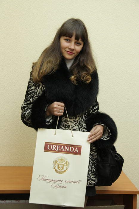 Вручение приза победительнице конкурса "Невеста-2010. Сентябрь" Дарье Калныш (3 место)