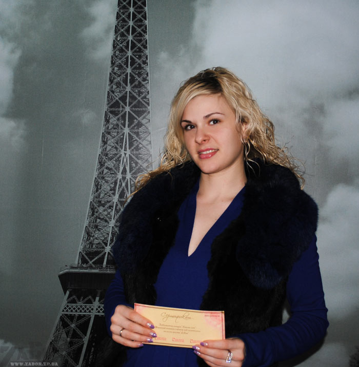 Вручение приза Екатерине Ашихминой, победительнице конкурса Невеста-2010. Февраль