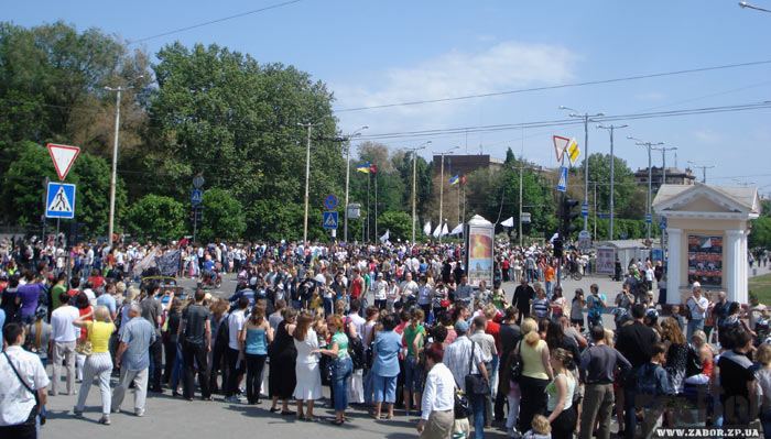 Скопление людей на Параде невест в Запорожье