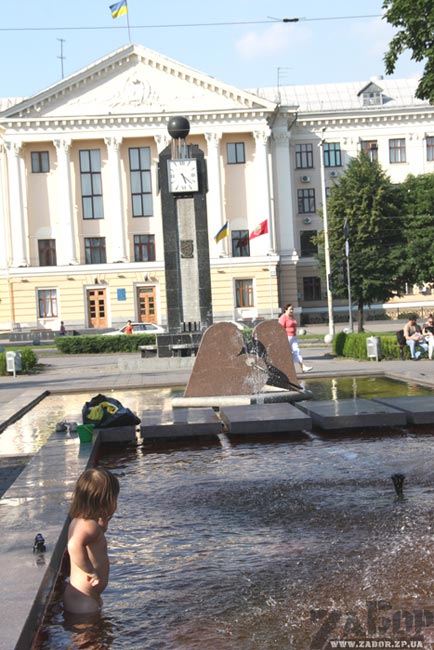 Ребенок в фонтане на бульваре Шевченко (Запорожье)