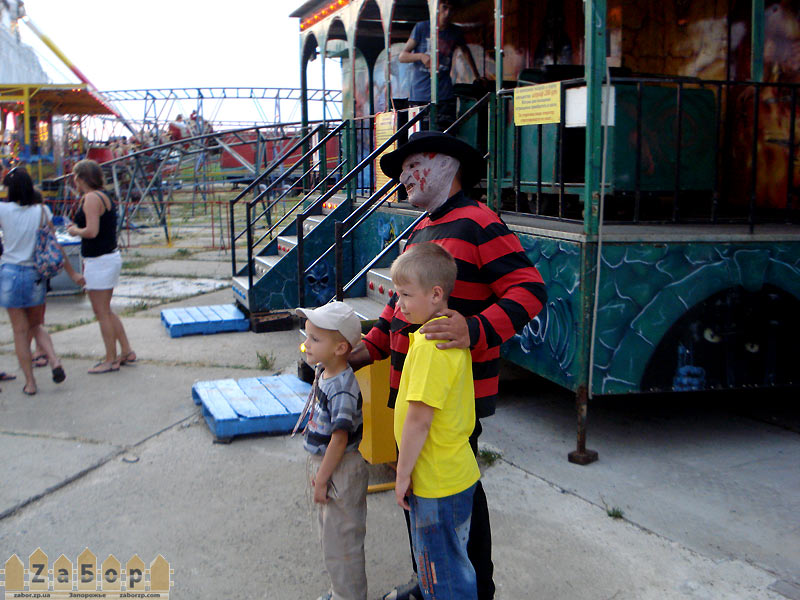 Ф.Крюгер бесплатно фотографируется с детьми в Луна-парке Кирилловки