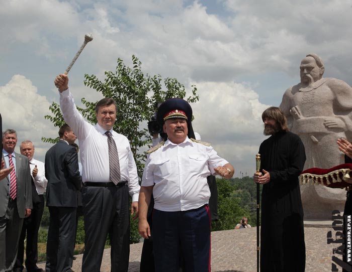 Януковича провозгласили гетманом в Запорожье (о.Хортица)