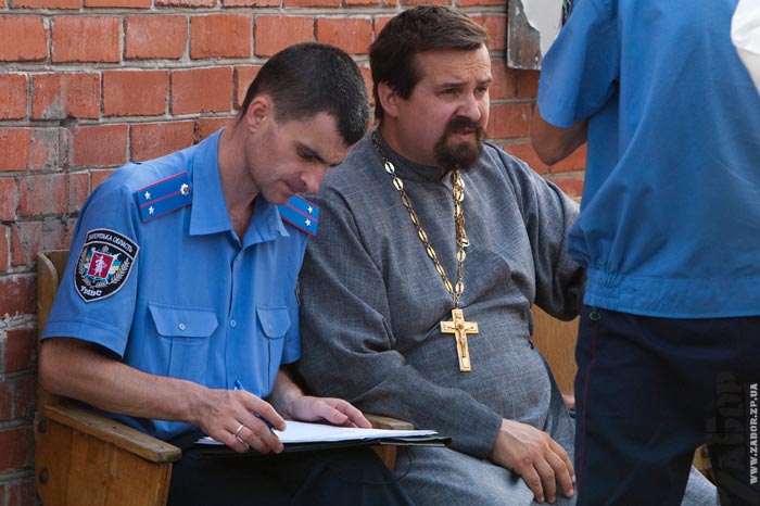 Священники дают показания после взрыва цекрви в Запорожье