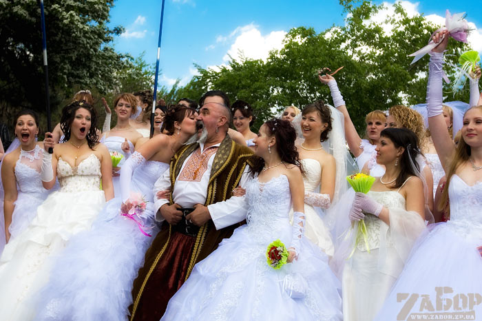 Невесты окружили казака (Парад невест-2009 в Запорожье)