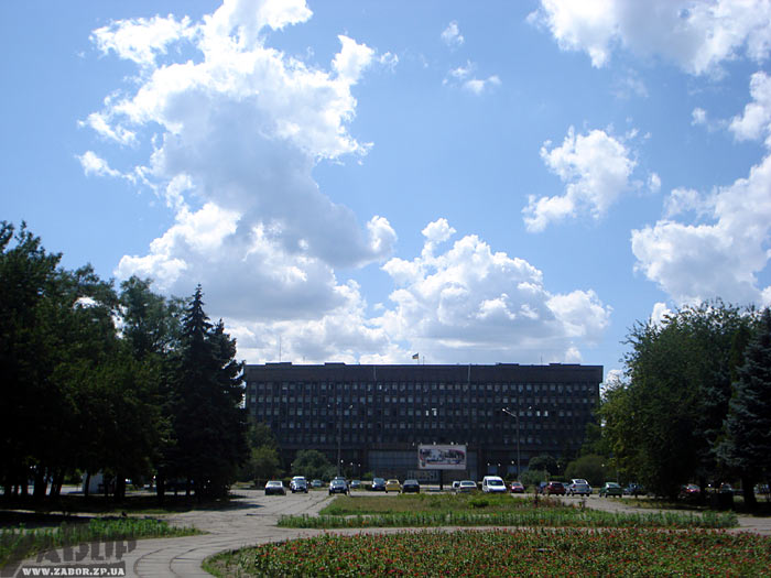 Здание Запорожской облгосадминистрации. Вид с улицы Профсоюзов