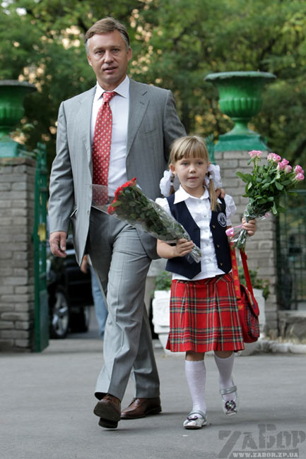 Дмитрий Швец ведет в школу дочь