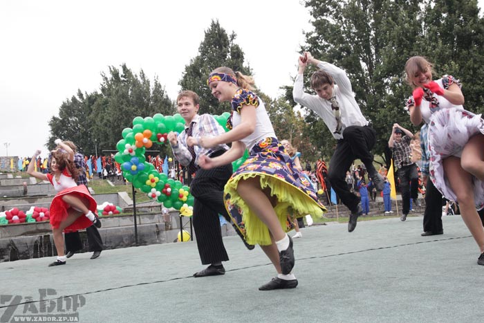 Выступление танцевальных коллективов на Покровской ярмарке в Запорожье