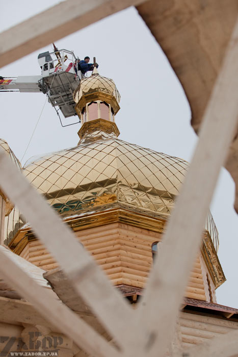 Монтируют купол на храме Петра и Февронии в Запорожье