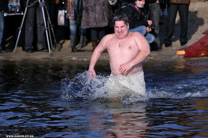 Главный запорожский защитник прав потребителей Дмитрий Сухинин забегает в воду