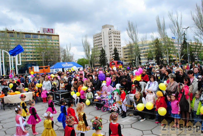 Парад колясок на площади Фестивальной в Запорожье