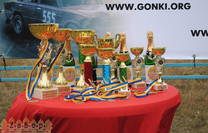 Кубки и награды для победителей Гонок на выживание в Запорожье