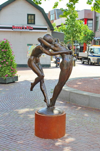 Любовь - статуя в центре городка в Голландии