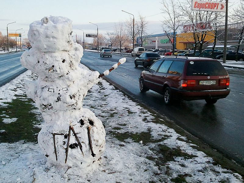 Снеговик-гаишник в Запорожье
