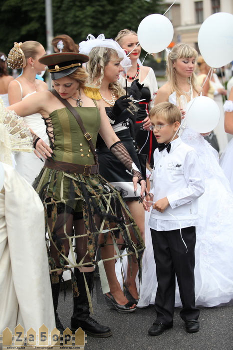 Девушка на параде невест в Запорожье