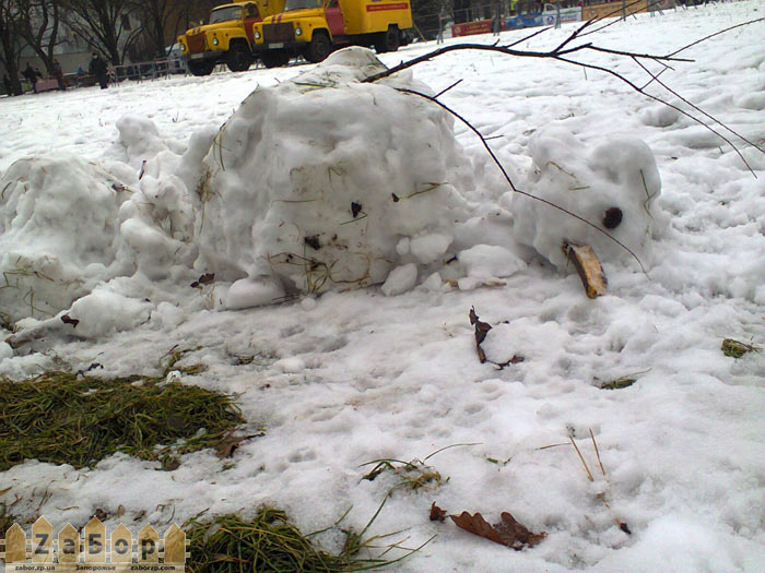 Уставший от праздников снеговик (Дубовая роща, Запорожье)