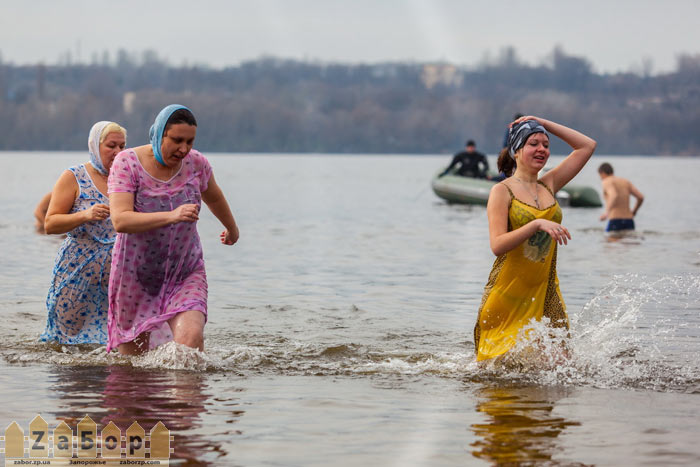 Крещение. Женщины в воде (Запорожье)