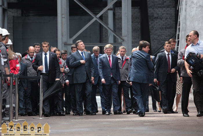 Янукович в Запорожье идет с Ахметовым и Шурмой 16.05.2013