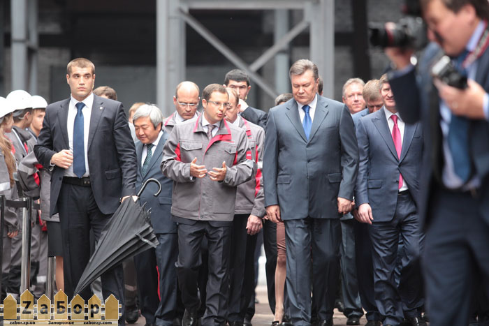 Янукович в Запорожье идет куда-то 16.05.2013