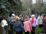 Пенсионеры танцуют под гармонь на Параде ко Дню Освобождения Запорожья