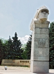Памятник Тревожной молодости со свастикой в Запорожье