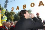 Сталевар смотрит на то, как губернатор пьет на Покровской ярмарке (Запорожье)