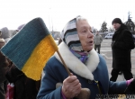 Женщина с вязанным флагом на Евромайдане в Запорожье