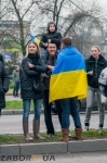 Окружение Антимайдана в Запорожье с флагом Украины.