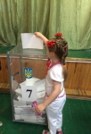 Девочка в вышиванке на избирательном участке в Запорожье