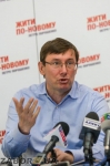 Луценко выступает на пресс-конференции в Запорожье