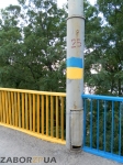 Раскрашенная в национальные цвета ограда на Днепрогэсе
