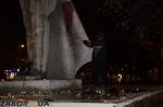 Художник рисует на памятнике Дзержинскому (Запорожье)